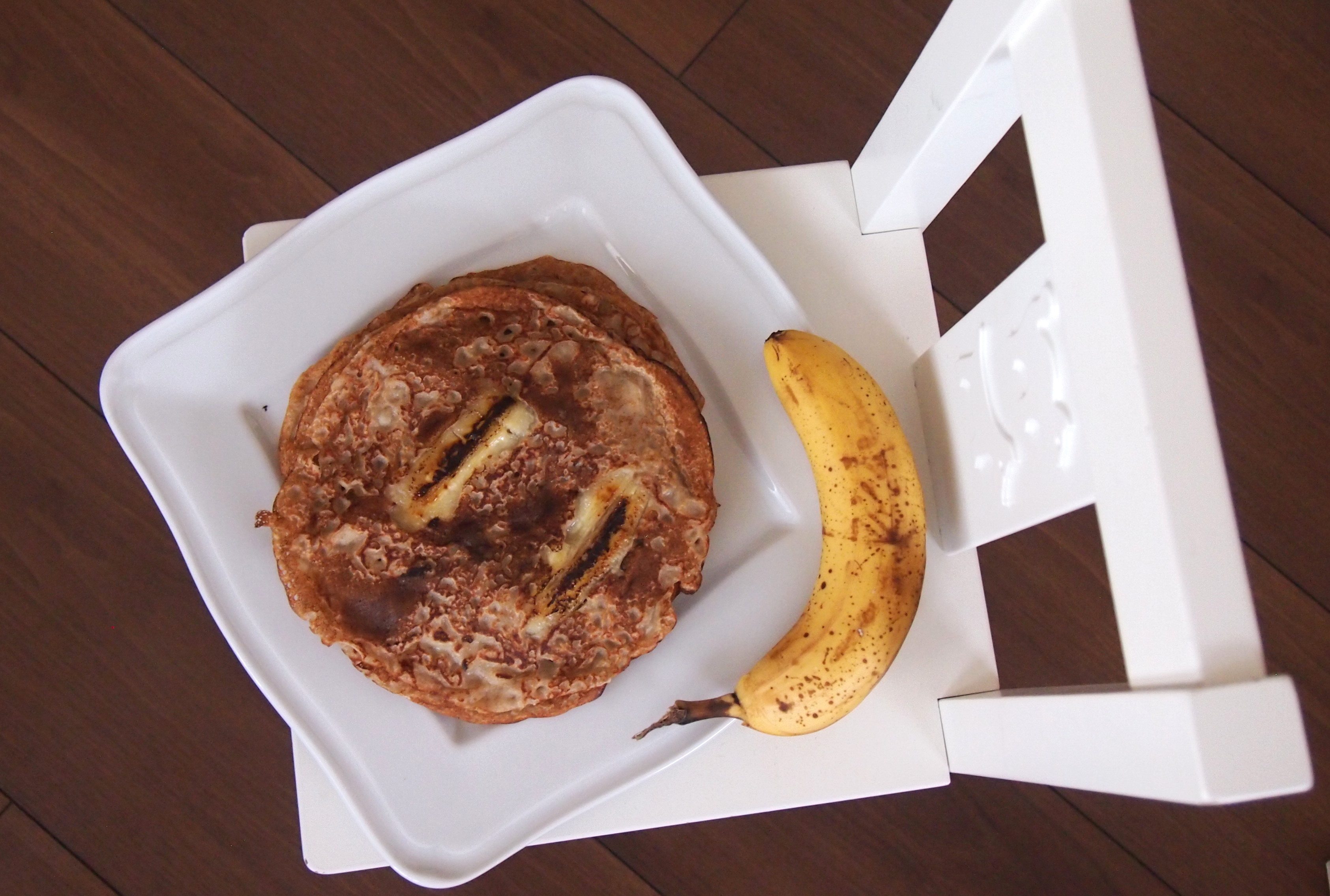 Vegane Pfannkuchen mit gebratener Banane
