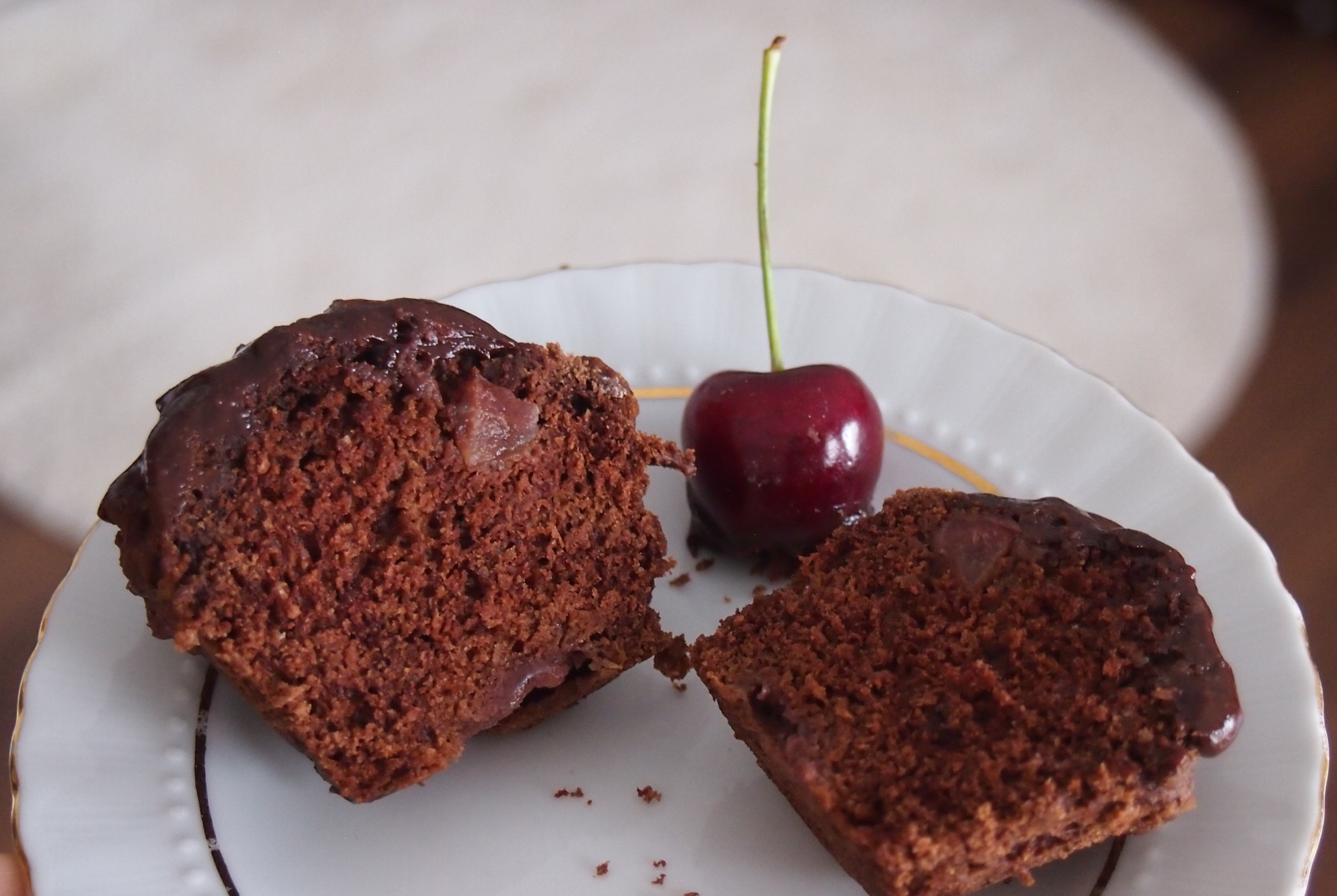 Vegane schokoladige Kirschmuffins ohne Zucker