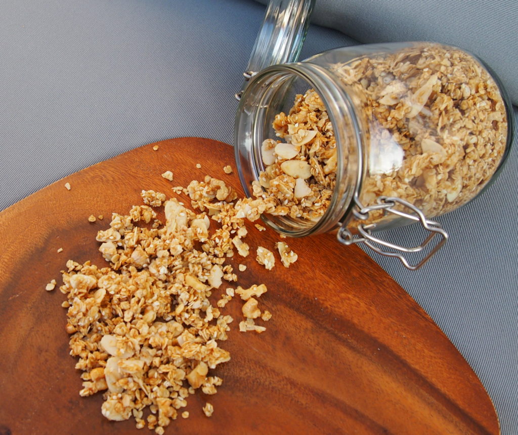 Selbstgemachtes Granola / Knuspermüsli - Bake it naked