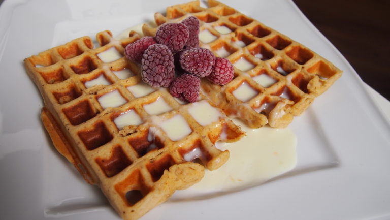 Gesunde Apfelwaffeln mit Vanillesoße - Bake it naked